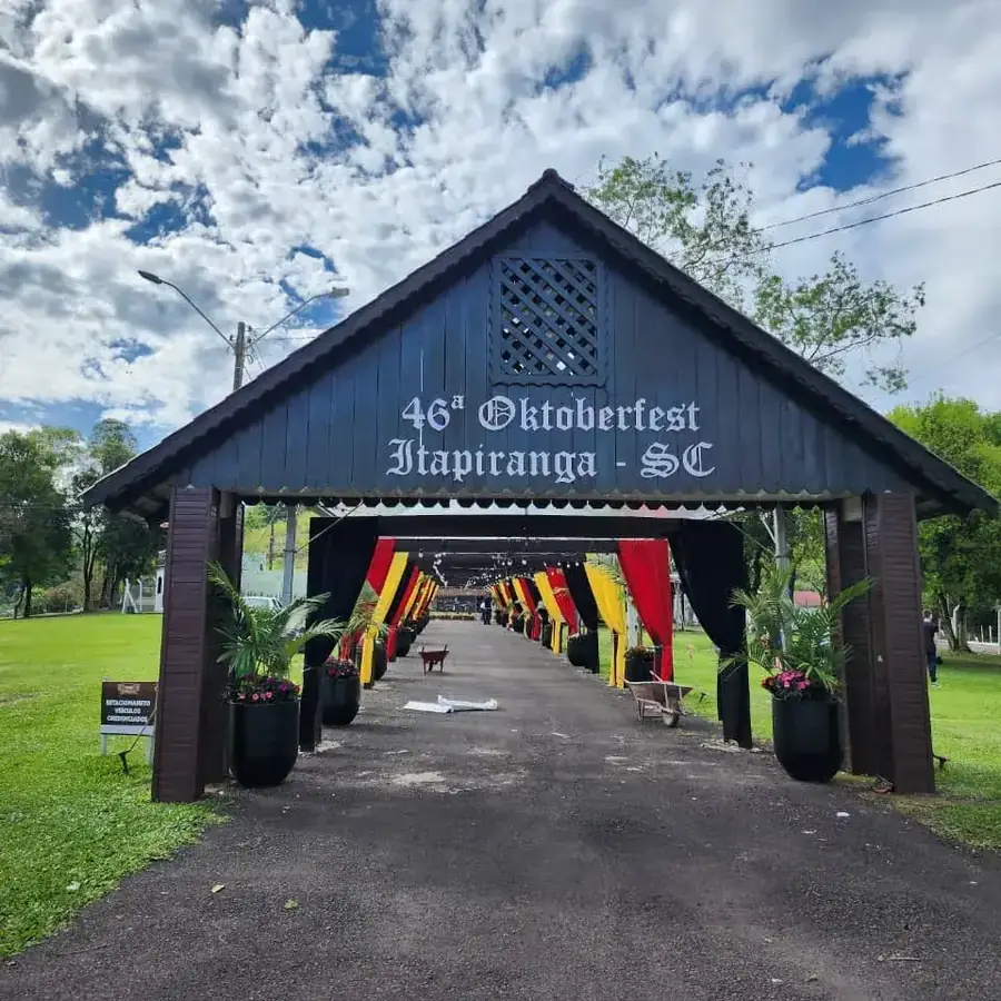 Pórtico do Complexo Oktober, com o portal da Oktoberfest Itapiranga